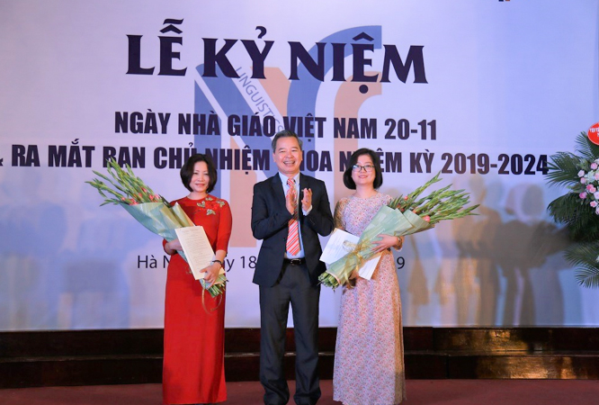 Công bố quyết định bổ nhiệm Ban Chủ nhiệm nhiệm kỳ mới Khoa Ngôn ngữ học